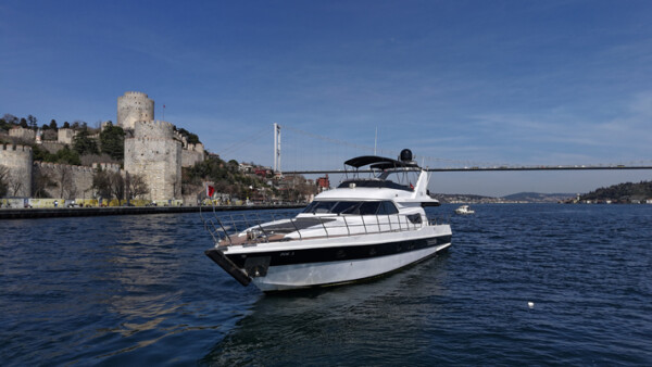 Luxury yacht Cruise to The Ciragan Palace Kempinski Hotel Istanbul